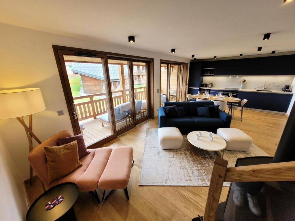 un salon avec un canapé et une table dans l'établissement Résidence Le Genepi - APPARTEMENT NEUF 3 CHAMBRES - POELE A BOIS MAE-3351, aux Gets