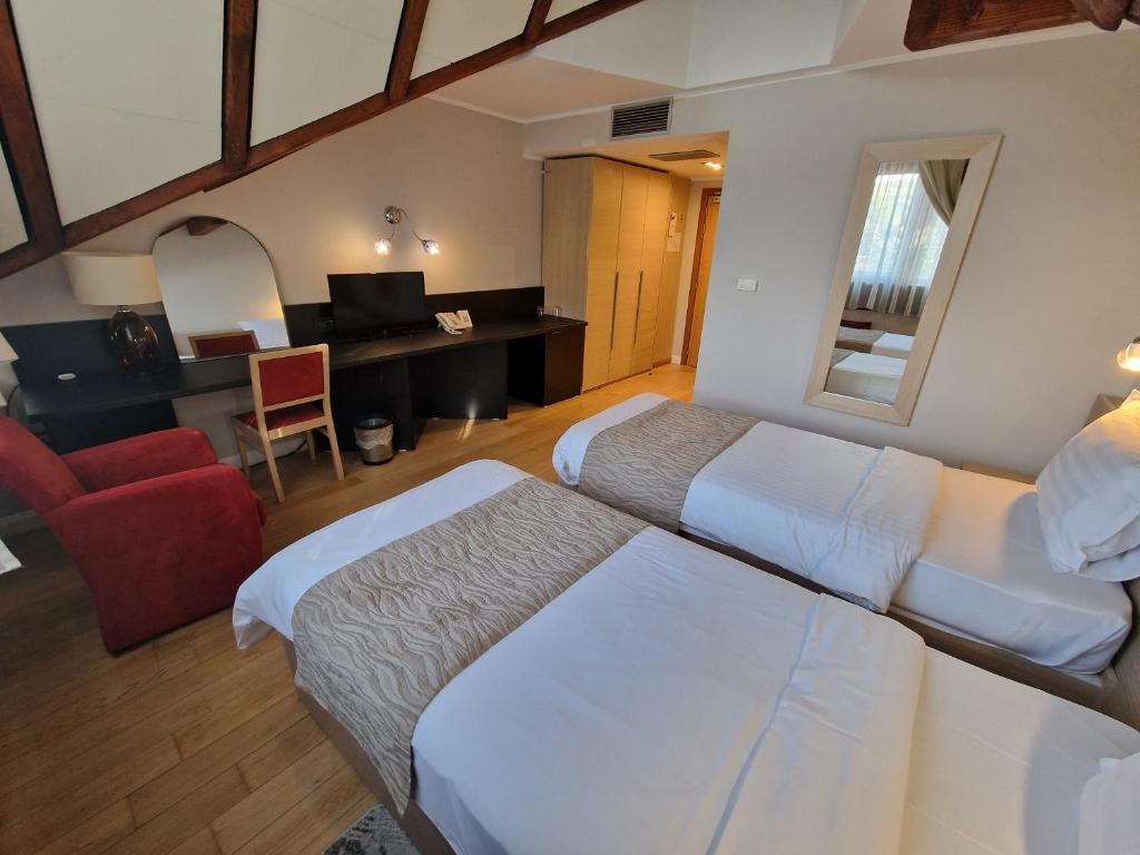 
Queen Room - Disability Access
