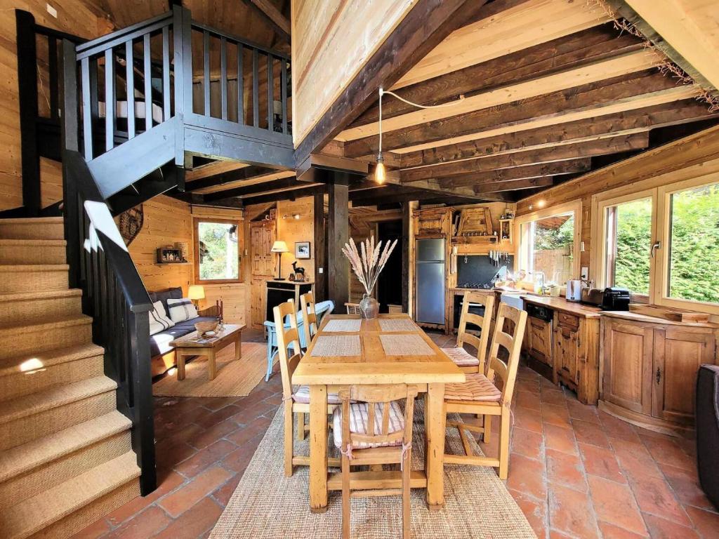 une salle à manger avec une table et des chaises en bois dans l'établissement Résidence Les PrÉs D'hastings - Chalet cocooning Ambiance montagnarde & jardin MAE-3471, aux Gets
