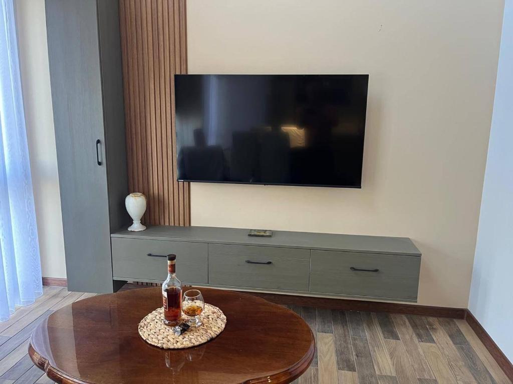 TV a/nebo společenská místnost v ubytování Two Dilijan