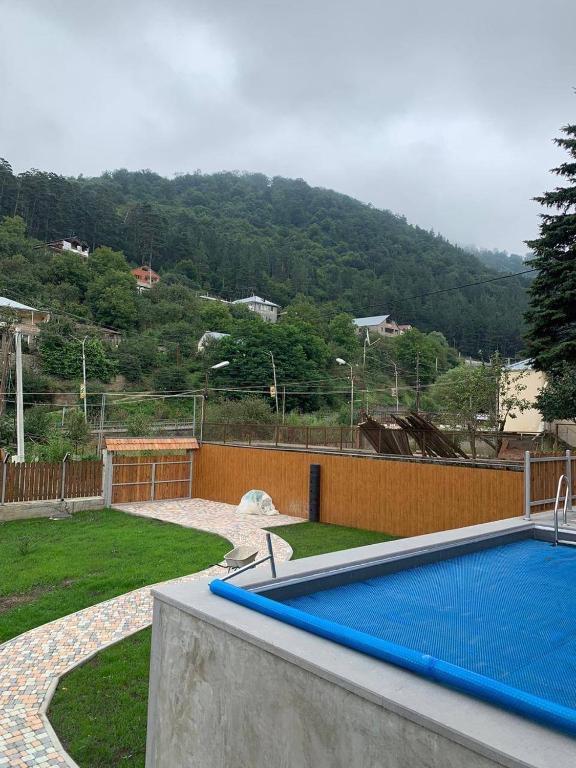 Nespecifikovaný výhled na hory nebo výhled na hory při pohledu z prázdninového domu