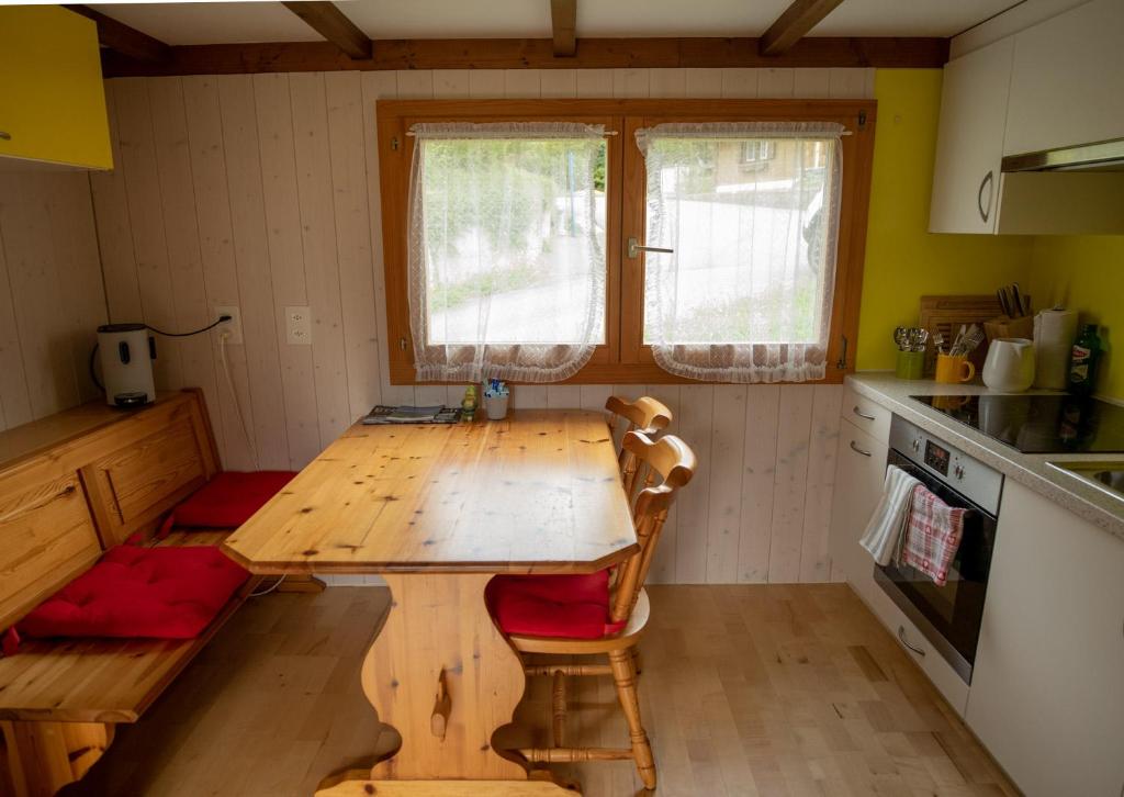 Eldhús eða eldhúskrókur á Chalet Montana mit Bergblick