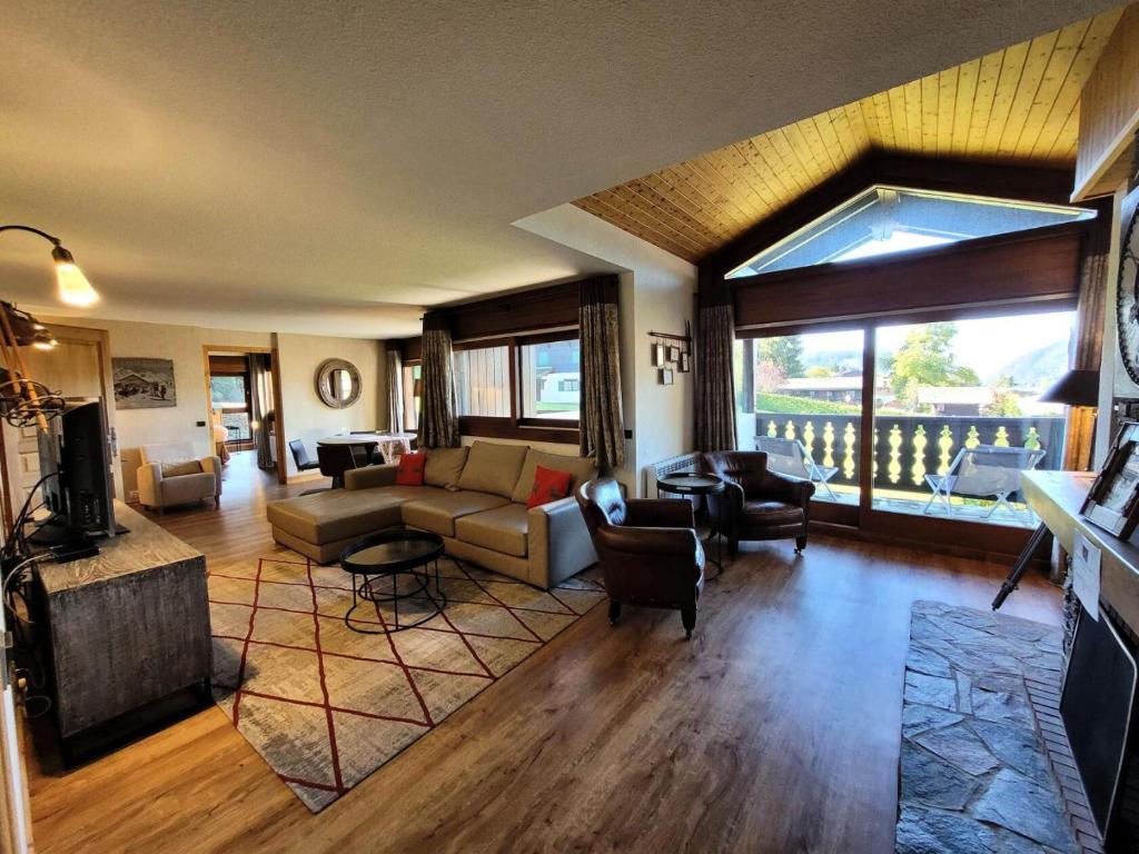un salon avec un canapé et une table dans l'établissement Résidence Le Chene - Très bel appartement de type 6 pièces pied des pistes au centre du village MAE-3381, aux Gets