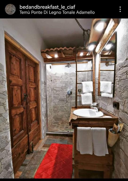 Koupelna v ubytování B&B Le Ciaf