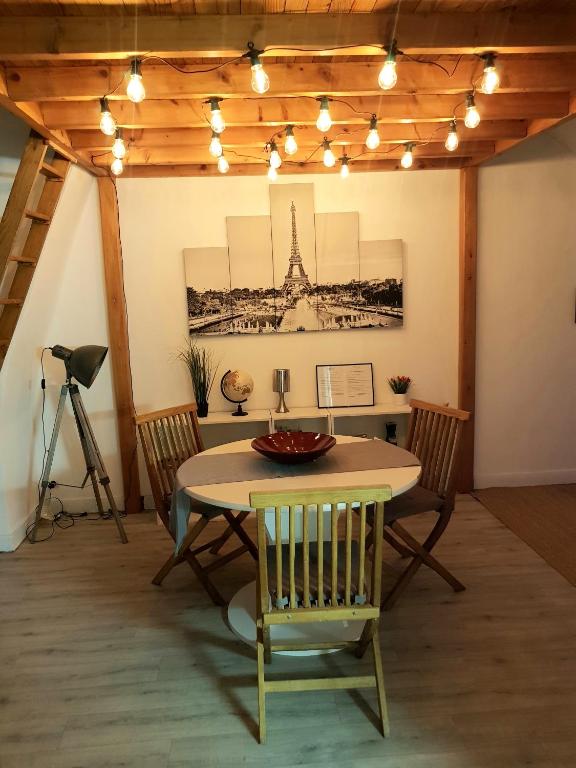 Fotografia z galérie ubytovania Le Chaudron d'Or - 41m2 - Hyper Centre - Mezzanine - Clim - WIFI HD v destinácii Amiens