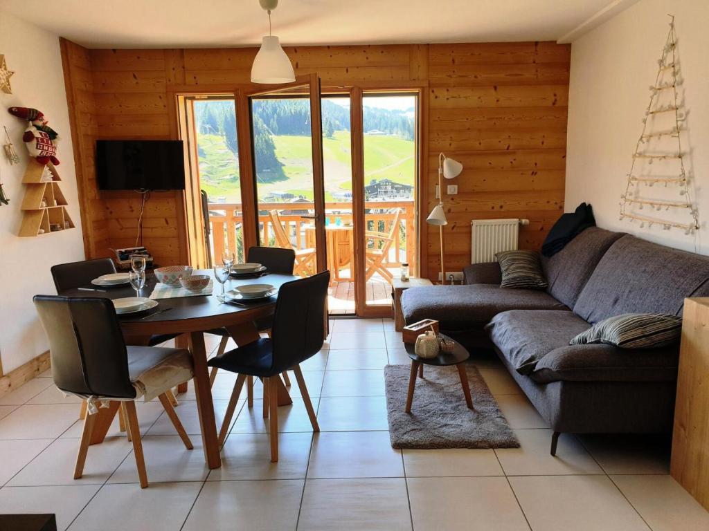 un salon avec un canapé et une table dans l'établissement Résidence Appaloosa - Appartement cosy dans petite résidence MAE-3451, aux Gets