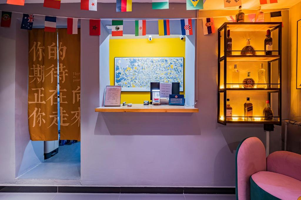 BeiJing Seeyou Youth Hostel - Lama Temple&Tian'anmen& Forbidden City ,One stop on the special line to the airport Free Laundry Luggage Storage Wifi and laundry room Tourism service photo