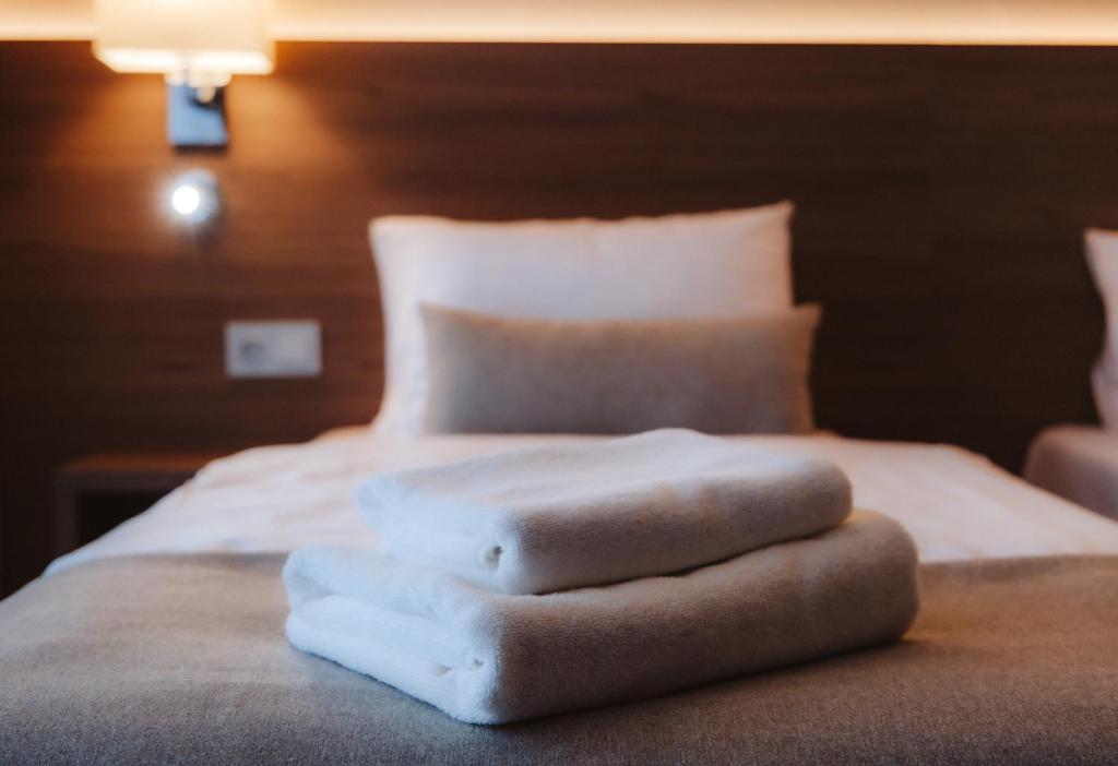 Postel nebo postele na pokoji v ubytování Hotel Piotr Spa&Wellness