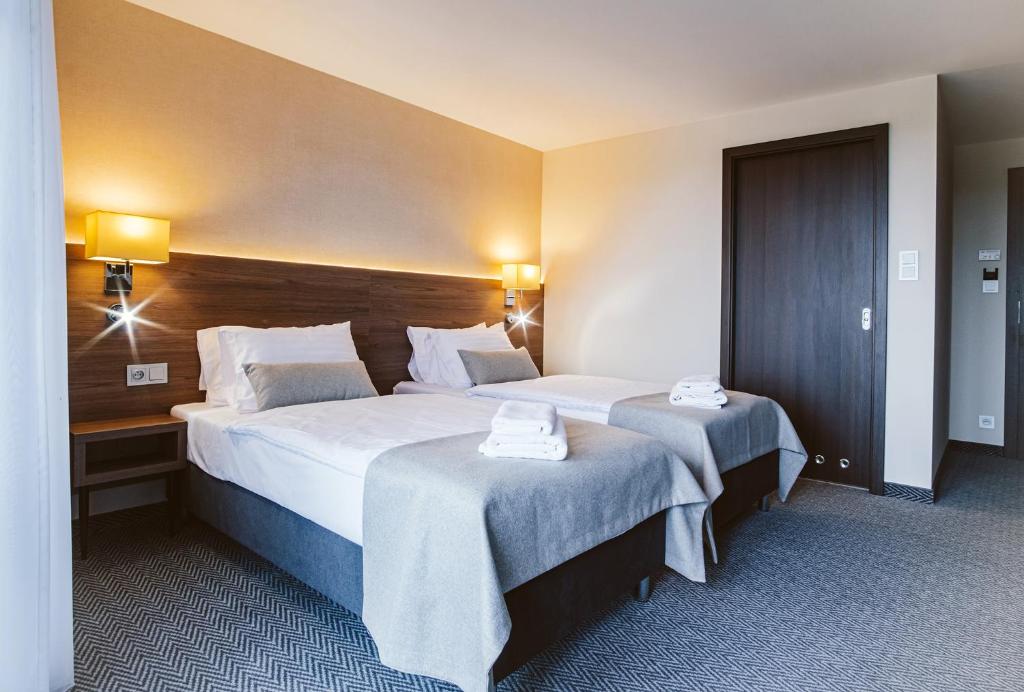 Postel nebo postele na pokoji v ubytování Hotel Piotr Spa&Wellness