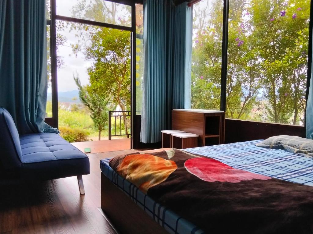 Postel nebo postele na pokoji v ubytování Lily homestay