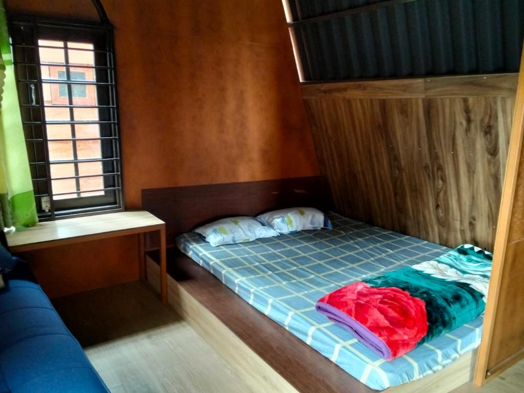 Postel nebo postele na pokoji v ubytování Lily homestay