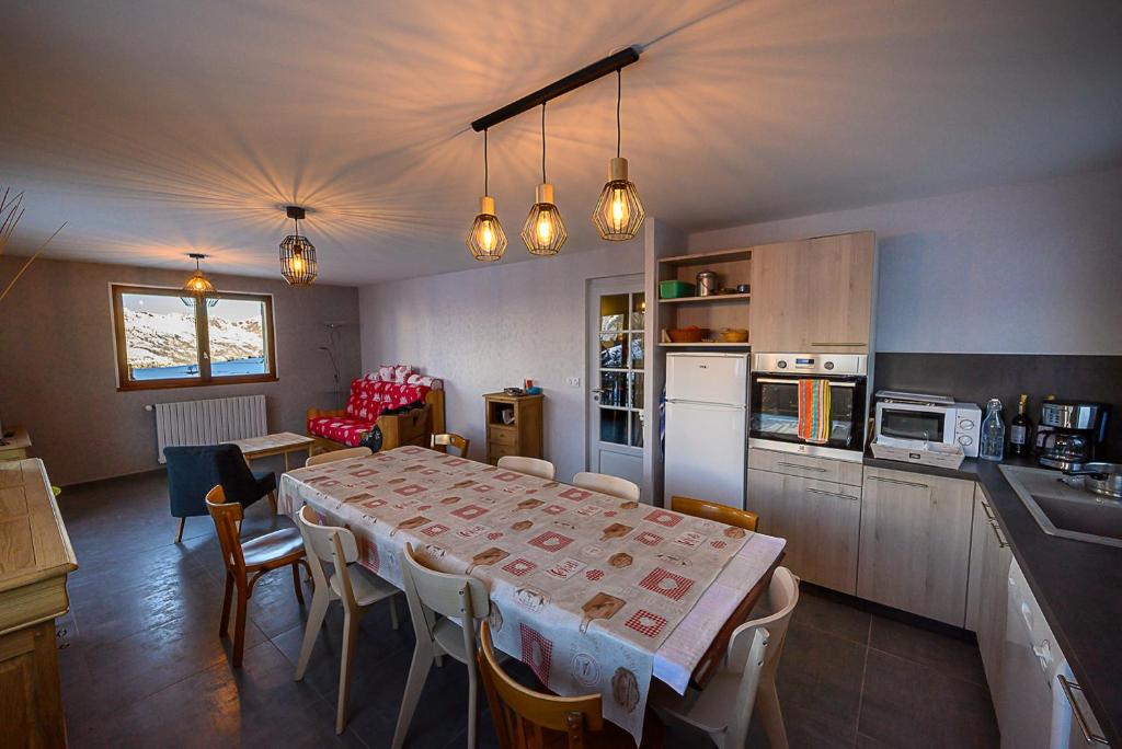 Una cocina y un comedor con mesa y sillas. en chalet Les Aplanes appt, en Albiez-Montrond