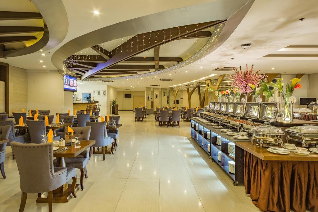 Restaurace v ubytování Golden Phoenix Hotel - Manila