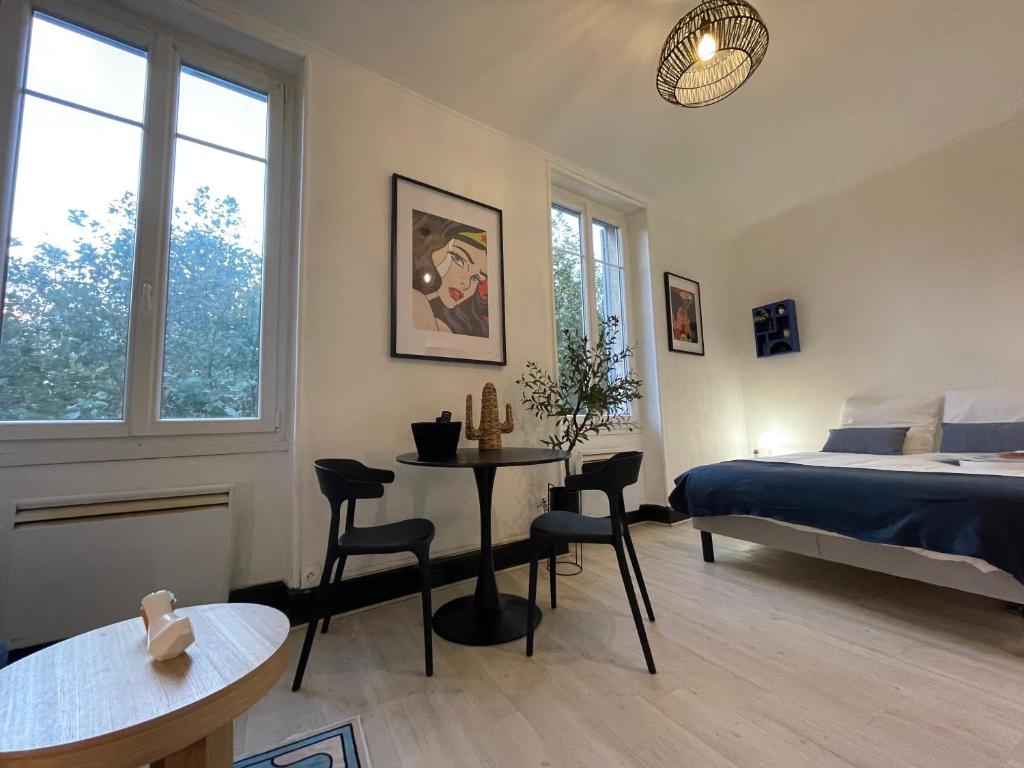 Postel nebo postele na pokoji v ubytování Les Platanes du centre ville