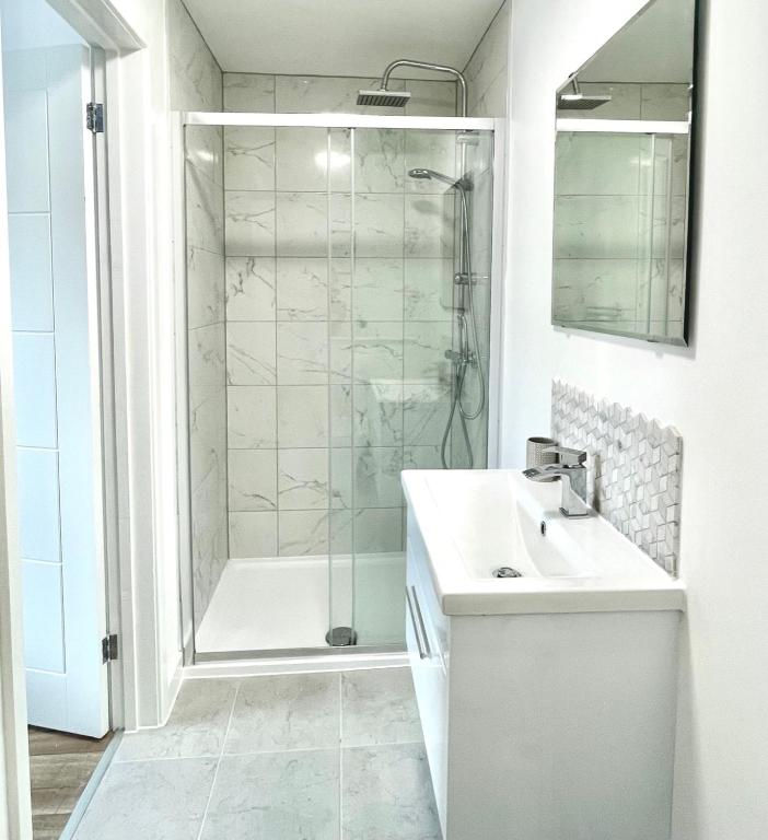 Central, Modern Apartment - One-Bedroom Apartment