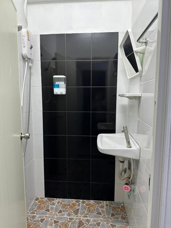 Koupelna v ubytování Phuket Inn Patong Hub