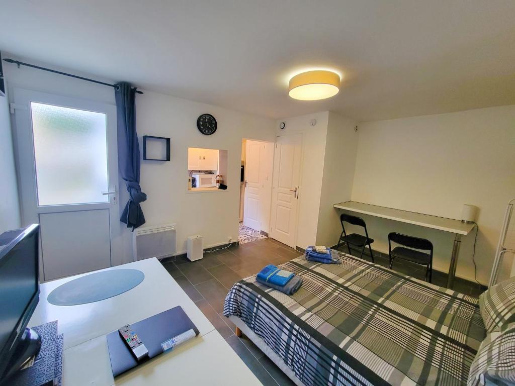 Posteľ alebo postele v izbe v ubytovaní SULLY Studio 24 m2 Paris Nord