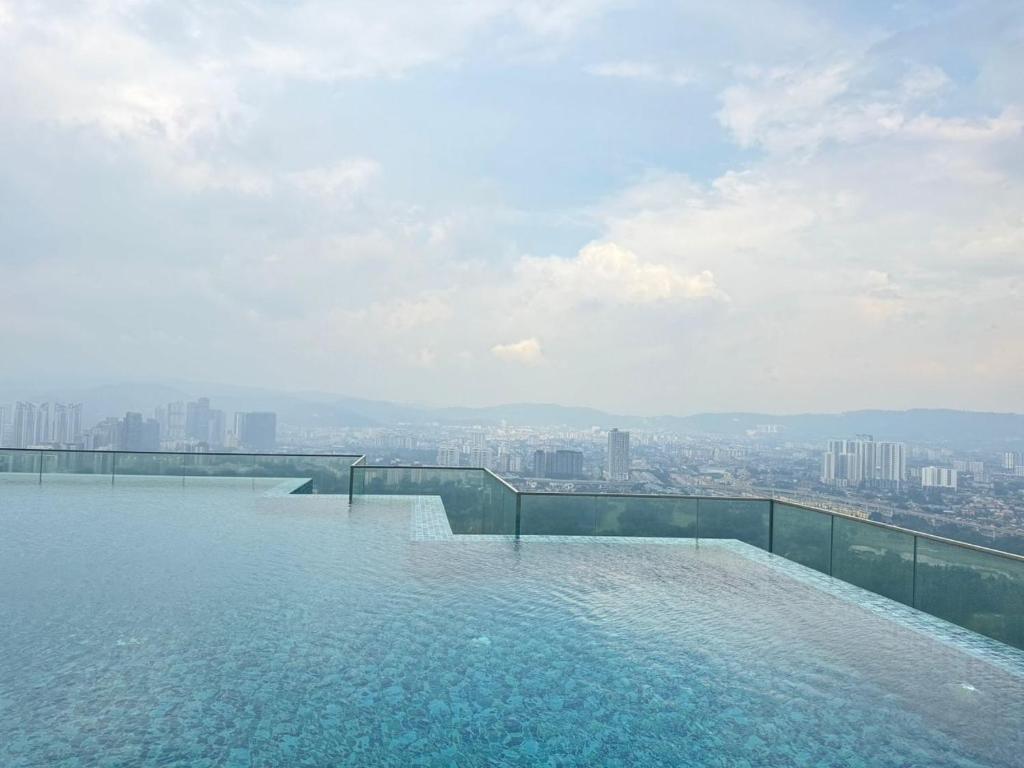 Bazén v ubytování Crown Suites The Manor KLCC Kuala Lumpur City Center nebo v jeho okolí