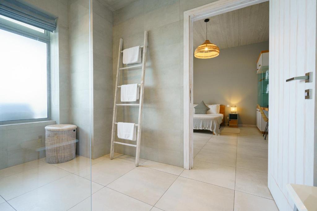 a bathroom with a walk in shower and a mirror at Villa dei Venti in Qala