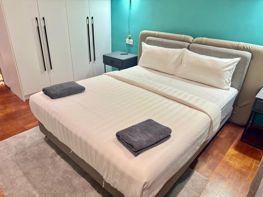 Postel nebo postele na pokoji v ubytování Crown Suites The Manor KLCC Kuala Lumpur City Center