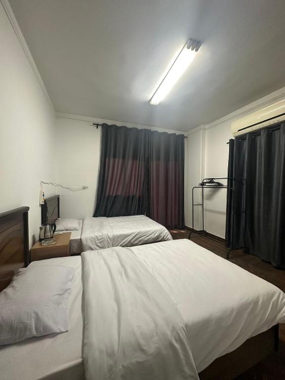 Postel nebo postele na pokoji v ubytování QinFu HOTEL
