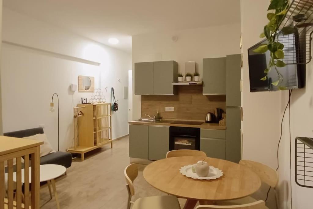 a kitchen and dining room with a table and chairs at Casa vacanze Sirente Velino in Rocca di Mezzo