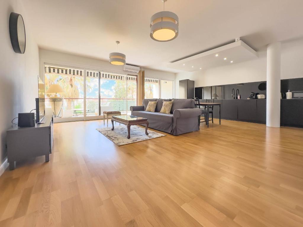 un salon avec un canapé et une table dans l'établissement Le Montfleury by Winsome Destination, à Cannes