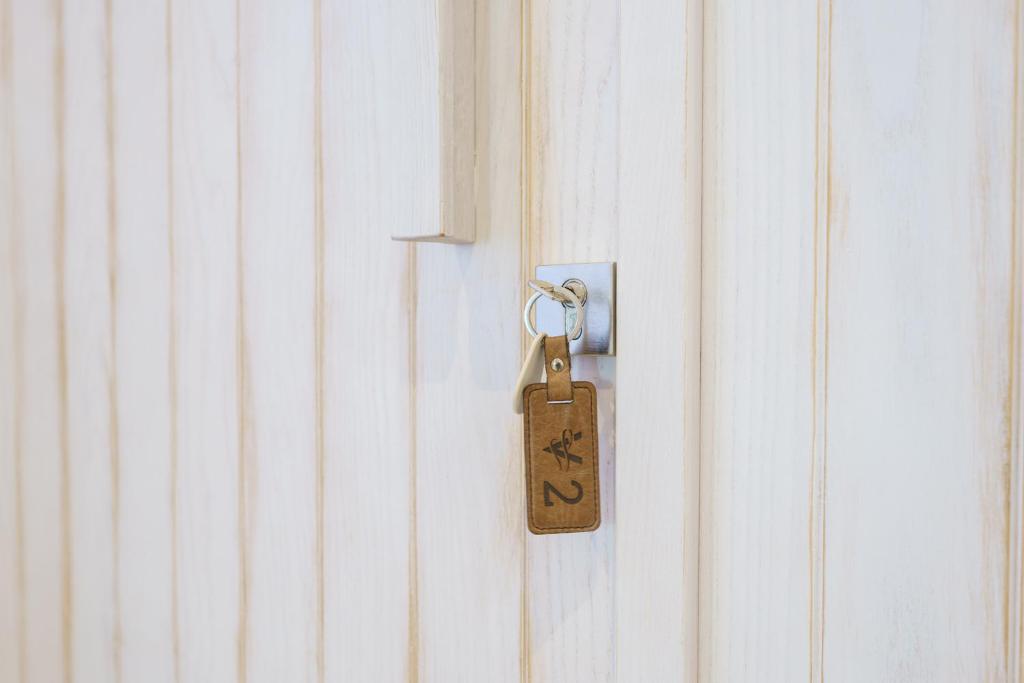a padlock on a white door with at Villa dei Venti in Qala