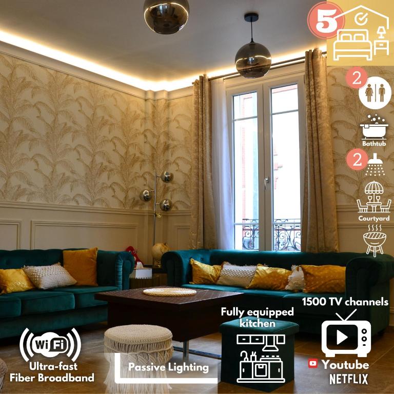 un salon avec un canapé et une table dans l'établissement La maison RayoFam, à 30 min de Paris, à 5 min du stade de France, à Saint-Denis