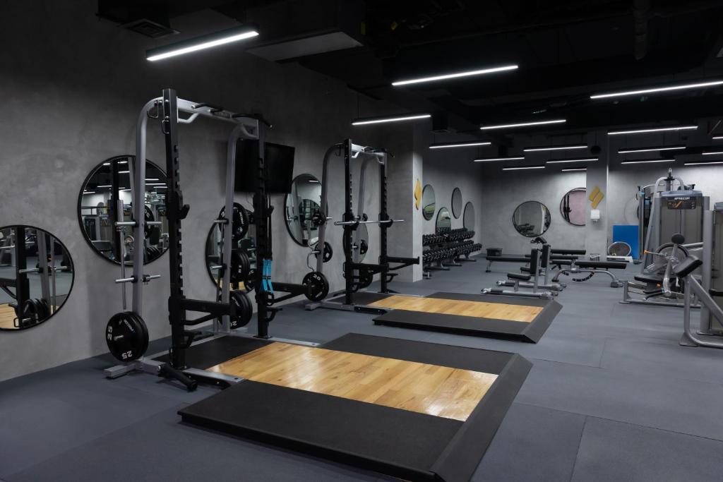 Fitness centrum a/nebo fitness zařízení v ubytování The Myriad Muscat - Female Only ذا ميرياد مسقط - للنساء فقط