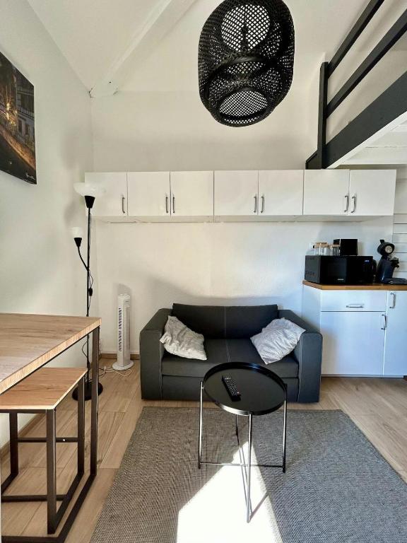 un salon avec un canapé et une table dans l'établissement Le Duplex Toulousain - Tram Métro - Centre ville, à Toulouse