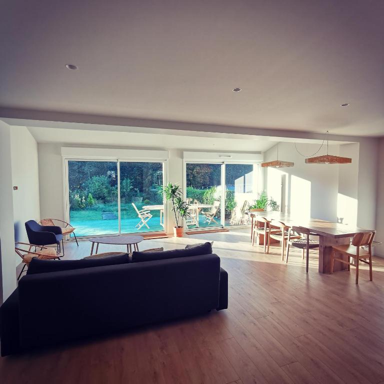 un salon avec un canapé et une table dans l'établissement Villa WITSANDS, à Wissant