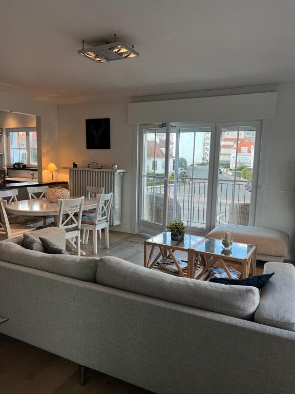 a living room with a couch and a table at Mar y sal in Knokke-Heist