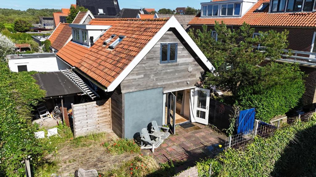 an aerial view of a house with a roof at zilvermeeuw in Bergen aan Zee