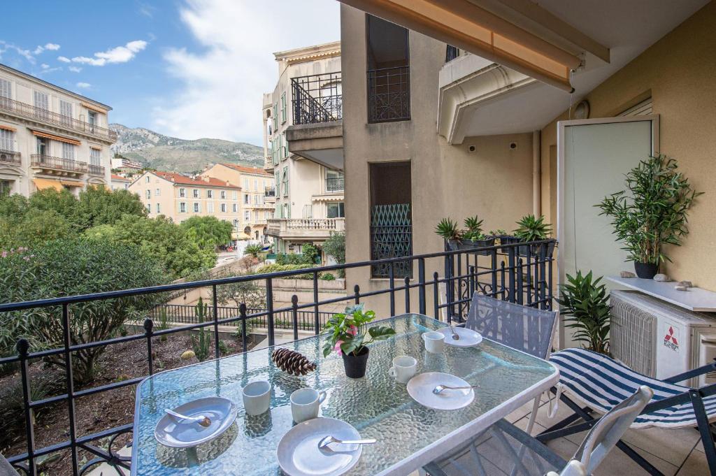 une table sur un balcon avec vue sur une ville dans l'établissement 