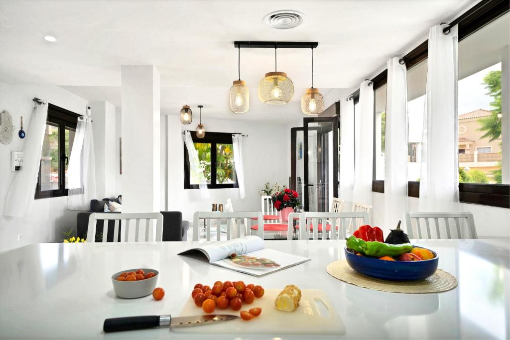 Casa Topacio, 3 bedrooms and 3 bathrooms in quiet street - Hizvo