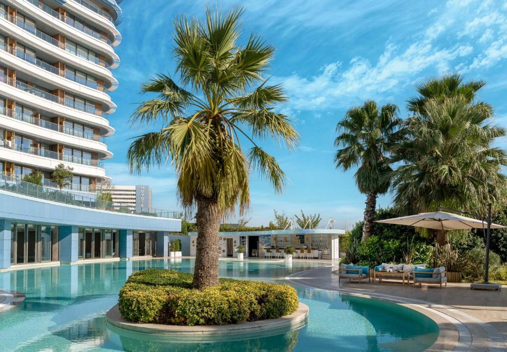 Piscina de la sau aproape de Radisson Blu Hotel Istanbul Ottomare