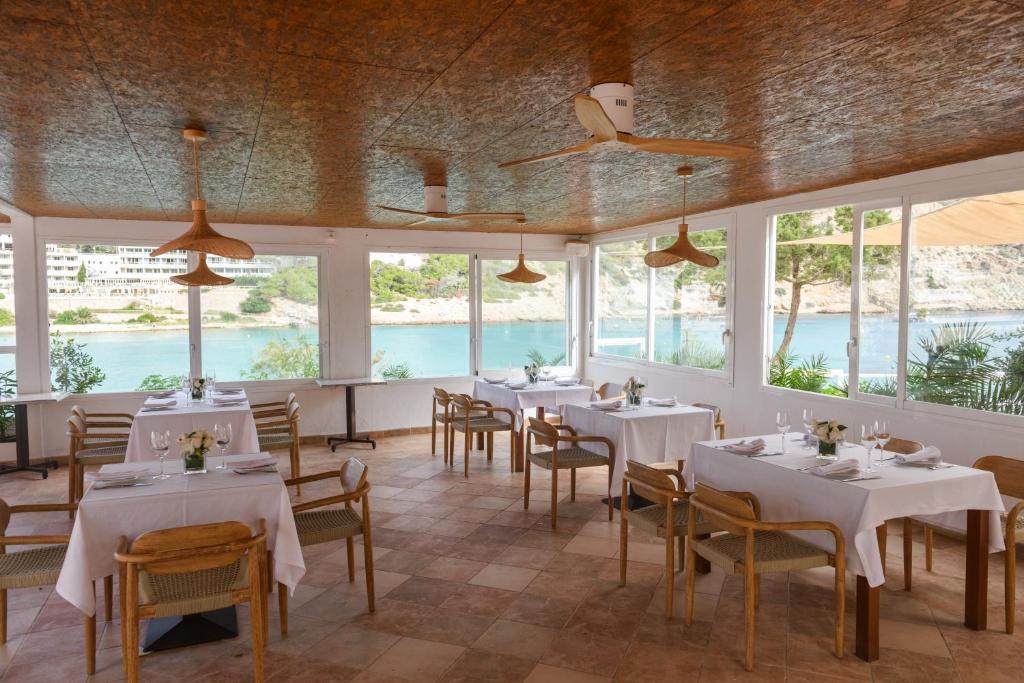Reštaurácia alebo iné gastronomické zariadenie v ubytovaní Hotel El Pinar