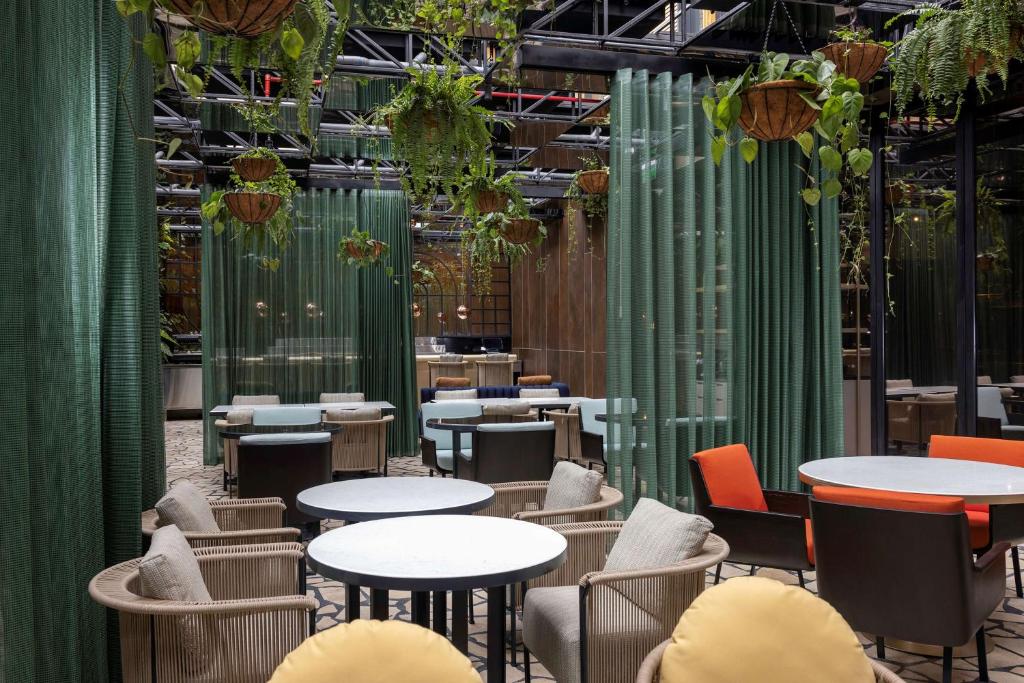 Restoran või mõni muu söögikoht majutusasutuses Doubletree By Hilton Lima San Isidro