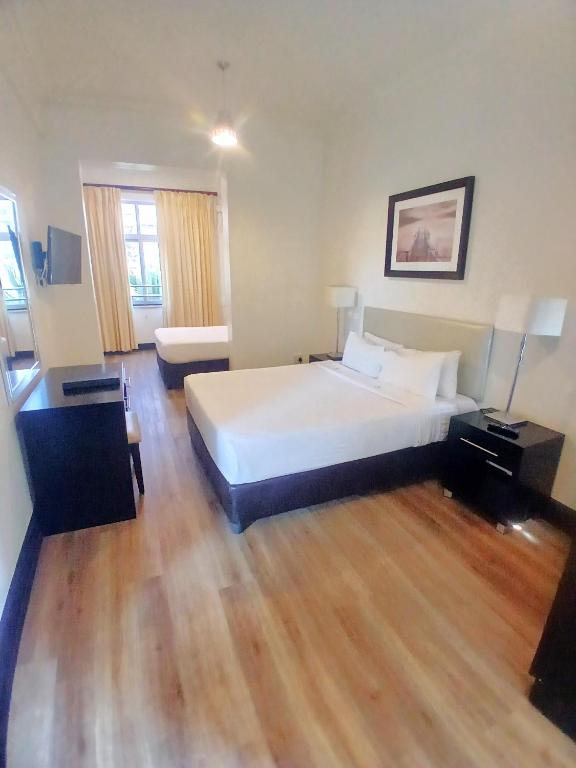 Postel nebo postele na pokoji v ubytování Parade Hotel