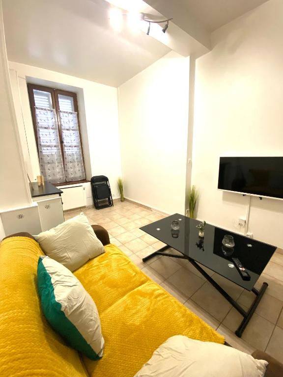 TV a/nebo společenská místnost v ubytování Le Beau-repaire de Sens