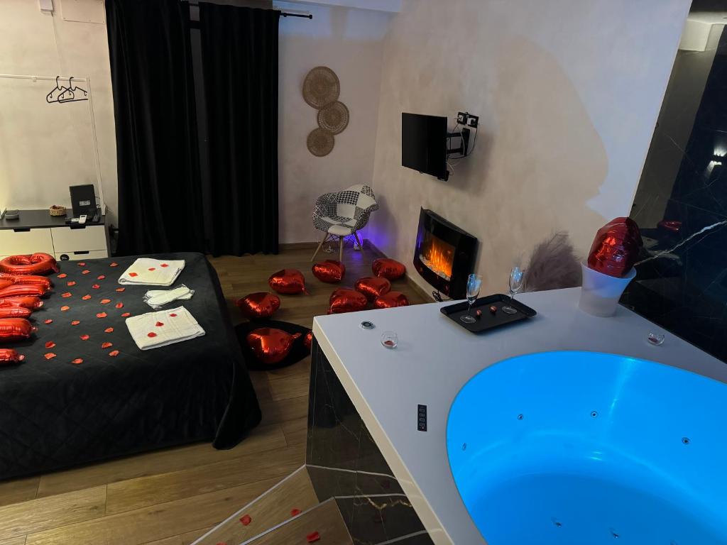 a room with a bed and a hot tub at SUITE Meghan home in Catania