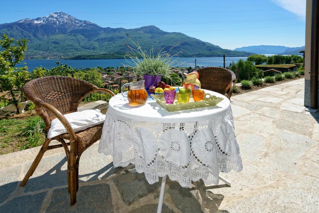 VercanaにあるCasa Nonna Ninaのフルーツとドリンクを盛り付けたテーブル