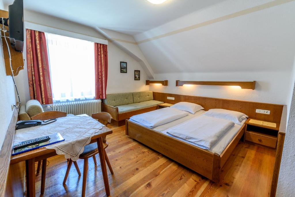Postel nebo postele na pokoji v ubytování Puttererseehof