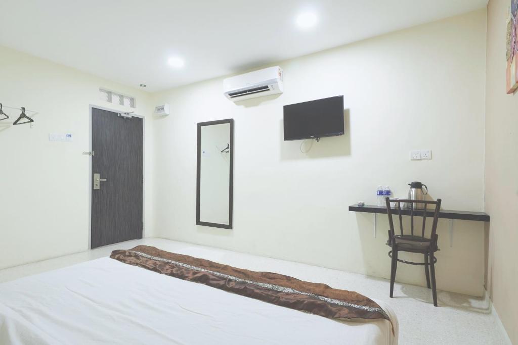 Postel nebo postele na pokoji v ubytování M S Hotel, Tengku Kelana KTM Klang