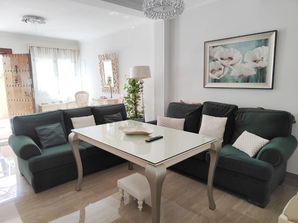 una sala de estar con un sofá y una mesa en Casa Aguilar, en Ronda