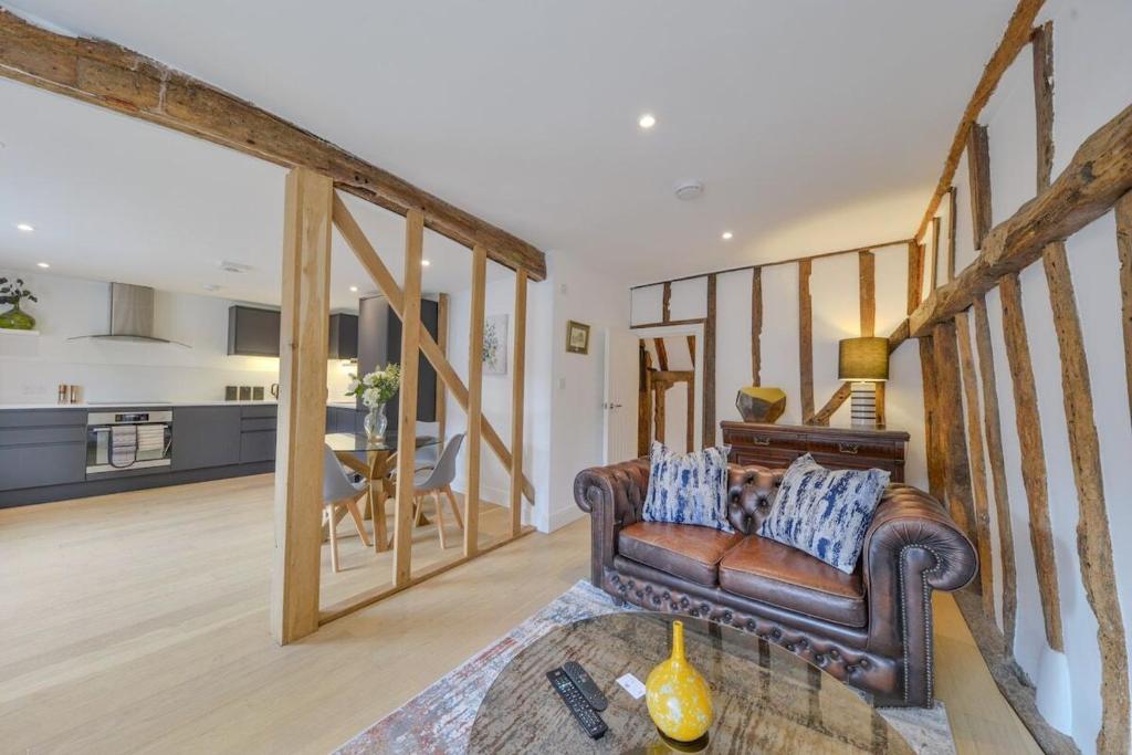 セント・オールバンズにあるLuxury Character Apartment St Albans By Central Stays Short Lets & Serviced Accommodation With Free Parkingの革張りのソファとテーブルのあるリビングルーム