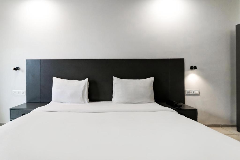 Postel nebo postele na pokoji v ubytování Townhouse South City 2 Sector 49 Gurgaon