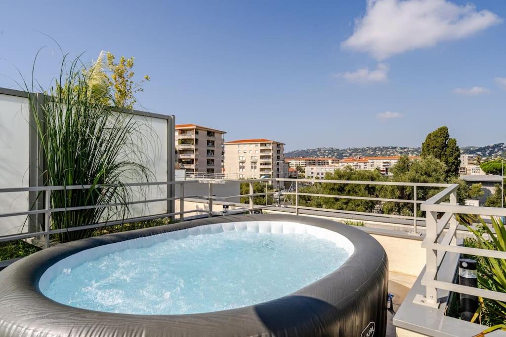 un jacuzzi sur le balcon d'un immeuble dans l'établissement Newly Built Apartment with Pool, Walk to the Beach, à Antibes
