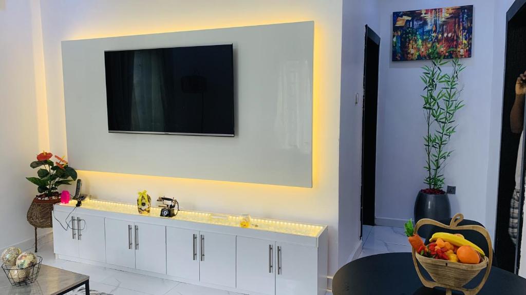 TV a/nebo společenská místnost v ubytování WHITEFIELD LUXURY APARTMENT